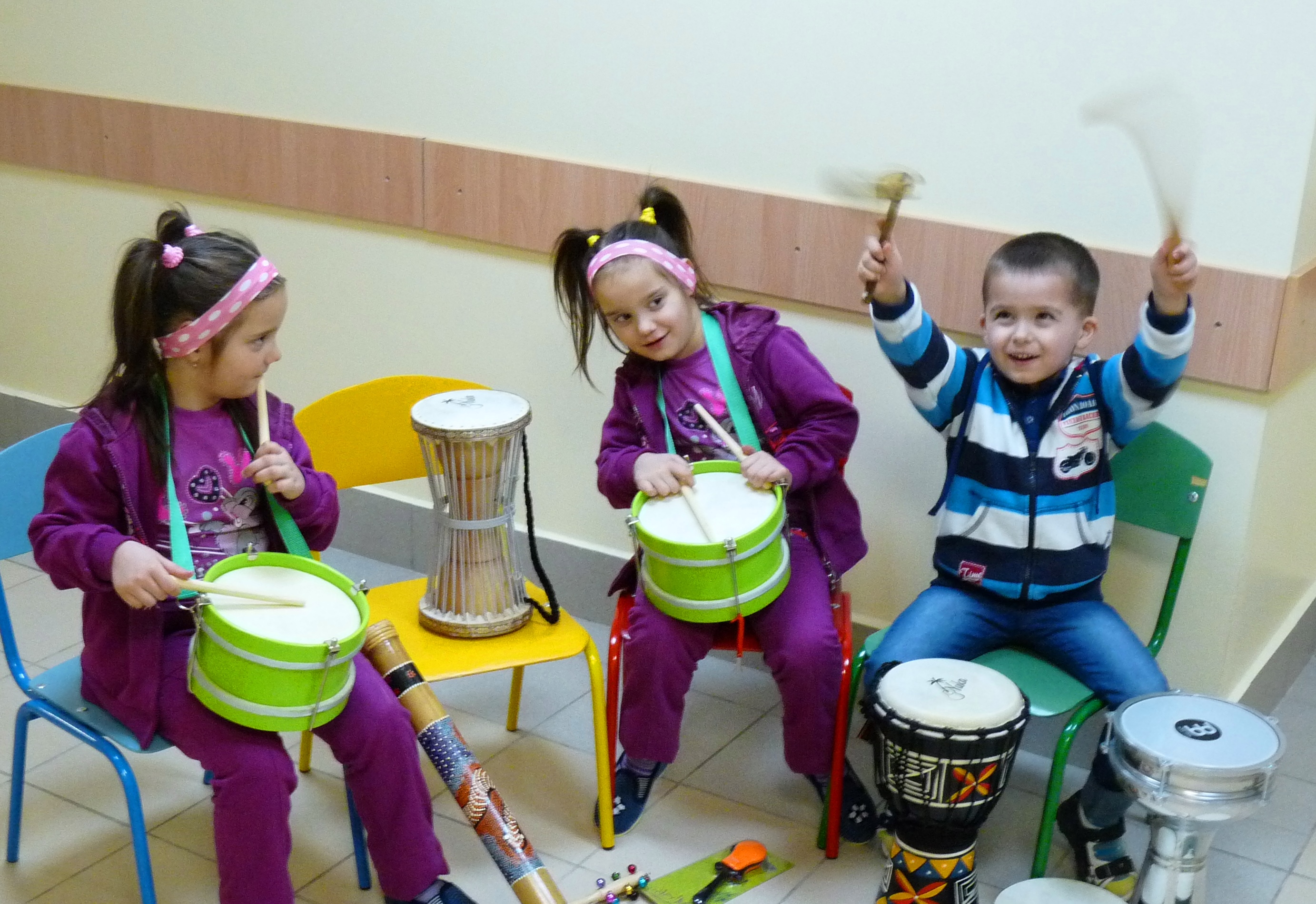 Музыкальное занятие игры на инструментах. Музыкотерапия для детей. Арт терапия Музыкотерапия. Музыкальная терапия для детей. Музыкотерапия для дошкольников.